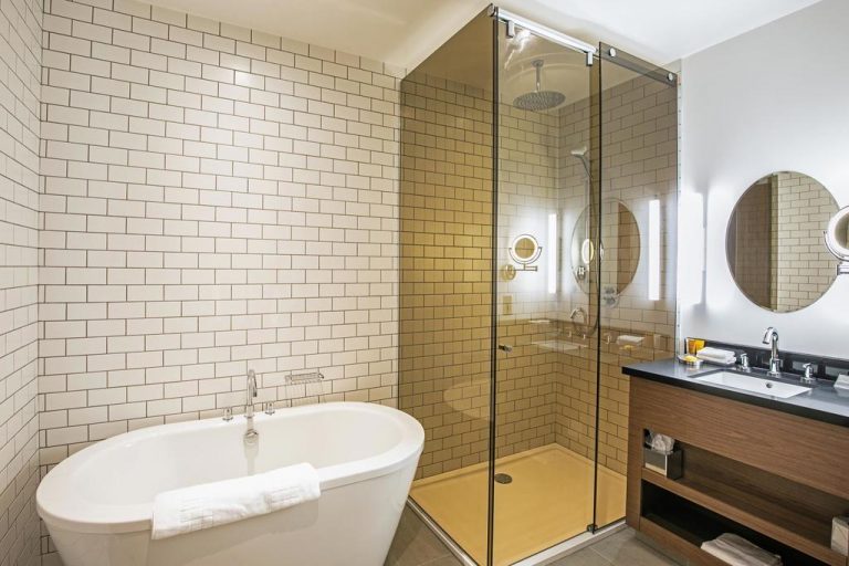Sandman Signature Aberdeen Hotel bathroom 768x512